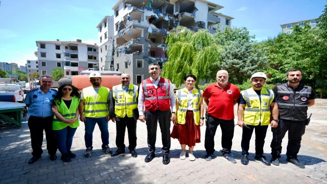 KARTAL BELEDİYESİ, RİSKLİ KONUTLARIN YIKIMINA DEVAM EDİYOR