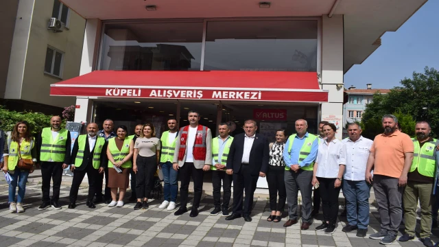 KARTAL’DA CADDE VE SOKAKLAR BAYRAM ÖNCESİ PIRIL PIRIL OLUYOR