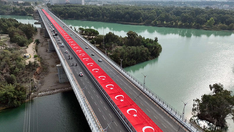 Adana 15 Temmuz Şehitler Köprüsü'ne dev bayrak