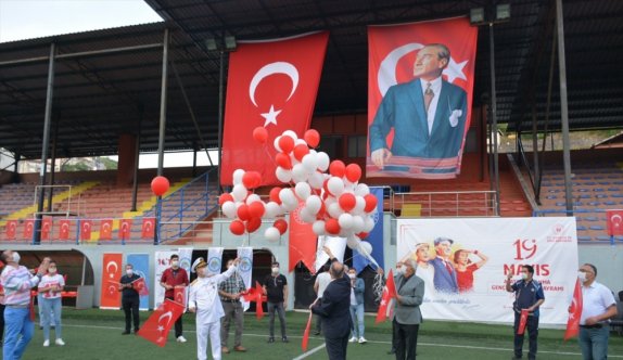 Bayram coşkusu balkonlarda ve statlarda yaşandı - Popüler Kültür - Haber Sitesi Yazılımları - Haber Scripti