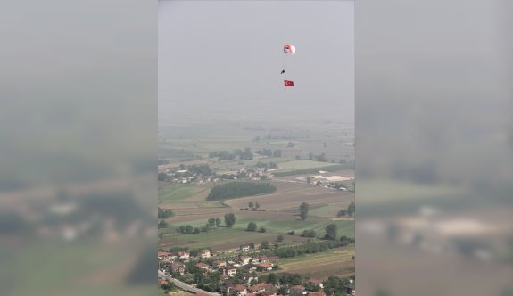 Bayram coşkusunu gökyüzünde Türk bayrağı açarak yaşadı - Popüler Kültür - Haber Sitesi Yazılımları - Haber Scripti