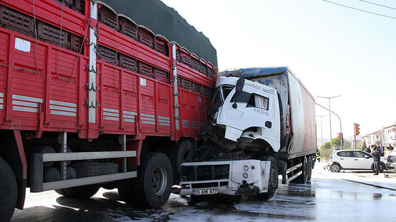 Kamyonun kırmızı ışıkta bekleyen TIR ve otomobile çarptığı kaza, kamerada