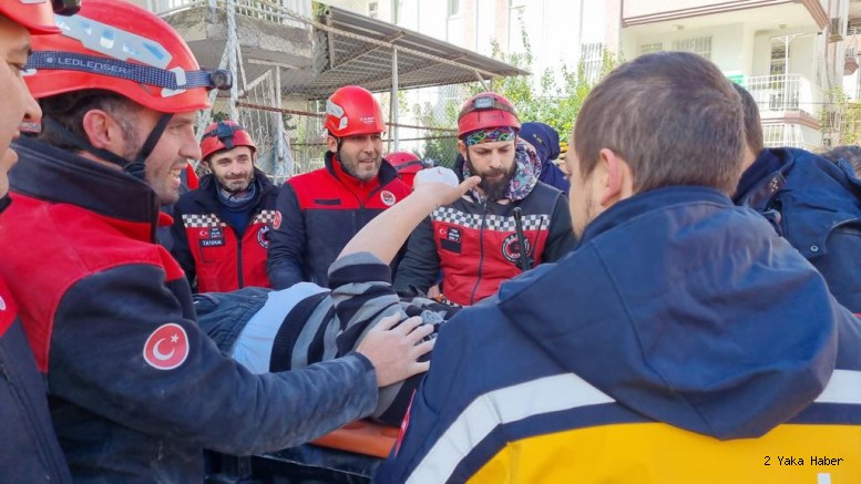 KARTAL’DAN GİDEN ARAMA KURTARMA EKİBİ ENKAZDAN 4 KİŞİYİ SAĞ ÇIKARDI