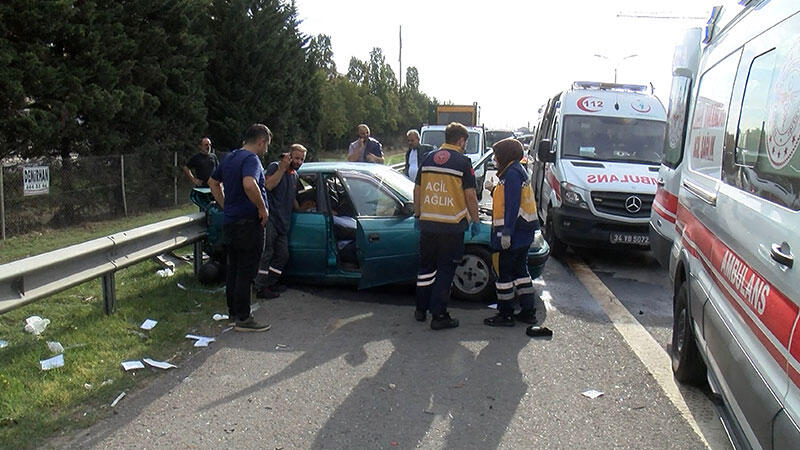 Sultanbeyli TEM Otoyolu'nda kazalar ard arda geldi:  6 yaralı