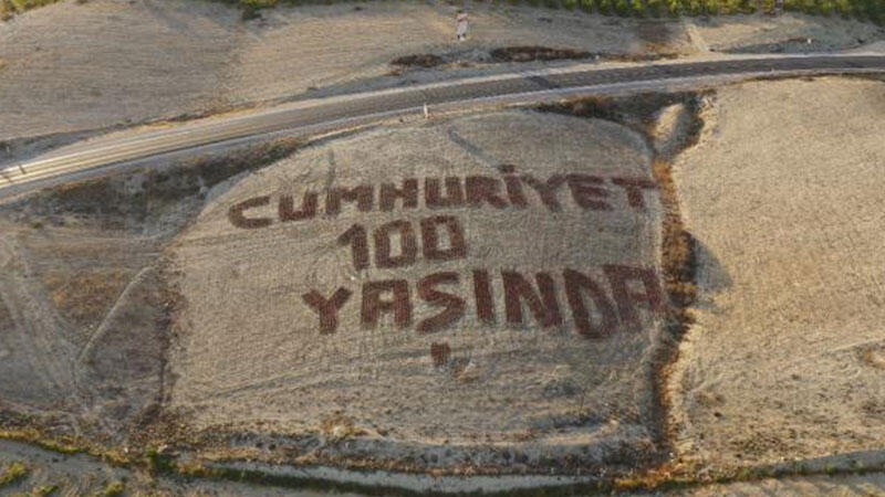 Ziraat mühendisi tarlaya, 'Cumhuriyet 100 yaşında' yazdı